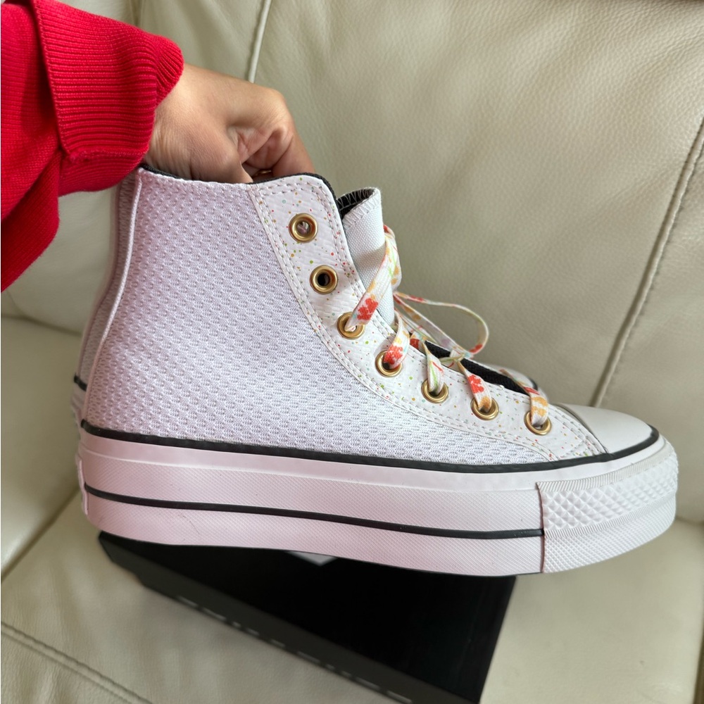 Converse Women's White Floral High-Tops size 6.5 - Picture 2 of 5